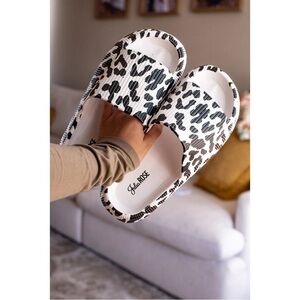 Stylish Black and White Leopard Print Women's Slippers